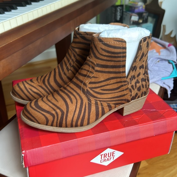 Women’s nwot true craft 7 tiger leopard fabric boots booties - Picture 2 of 5